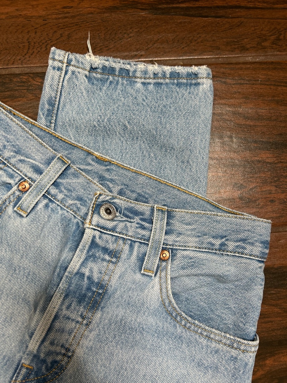 Levi’s Premium Light Wash Straight Leg Denim Jeans Women’s Size 25 - Picture 2 of 6